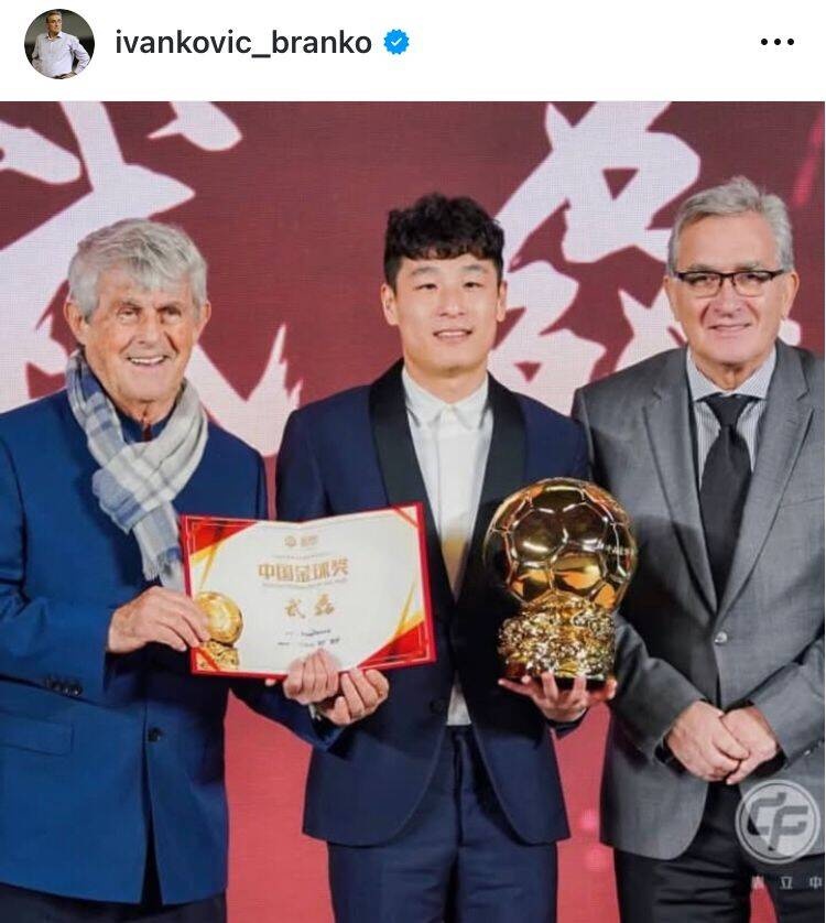  出席中國金球獎頒獎儀式，伊萬曬與武磊、米盧同框照片