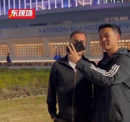  塞爾吉尼奧現(xiàn)身上海八萬人體育場，并與球迷親切打招呼合影