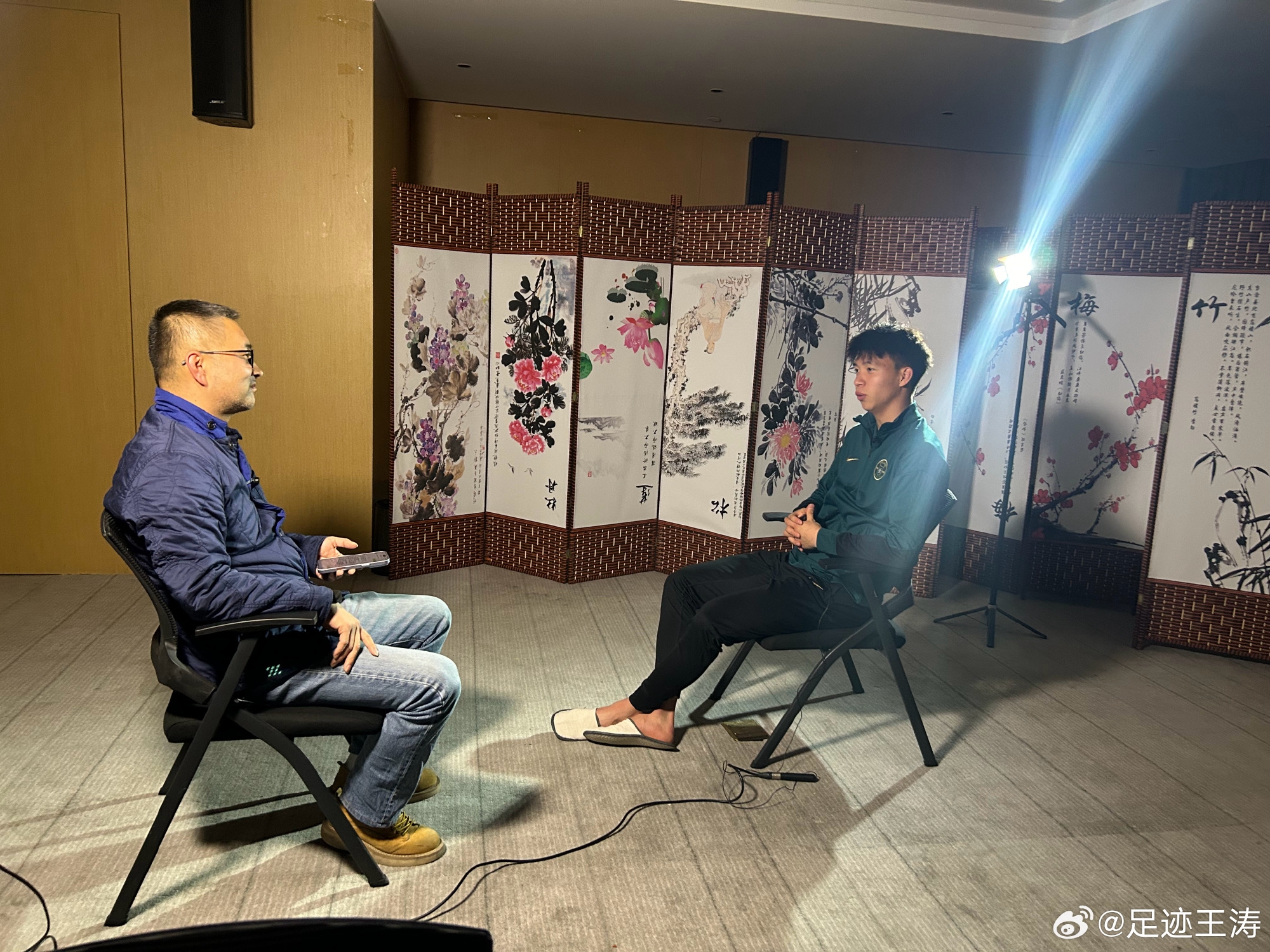  記者：王鈺棟視韋世豪為偶像&想加他微信，現(xiàn)進(jìn)了國足不知加到?jīng)]