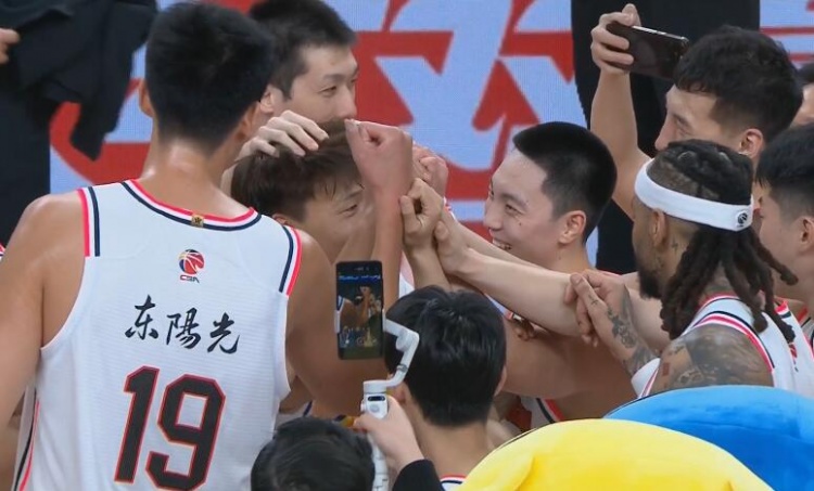  淚目！賽后廣東隊(duì)將趙睿圍在中間碰拳