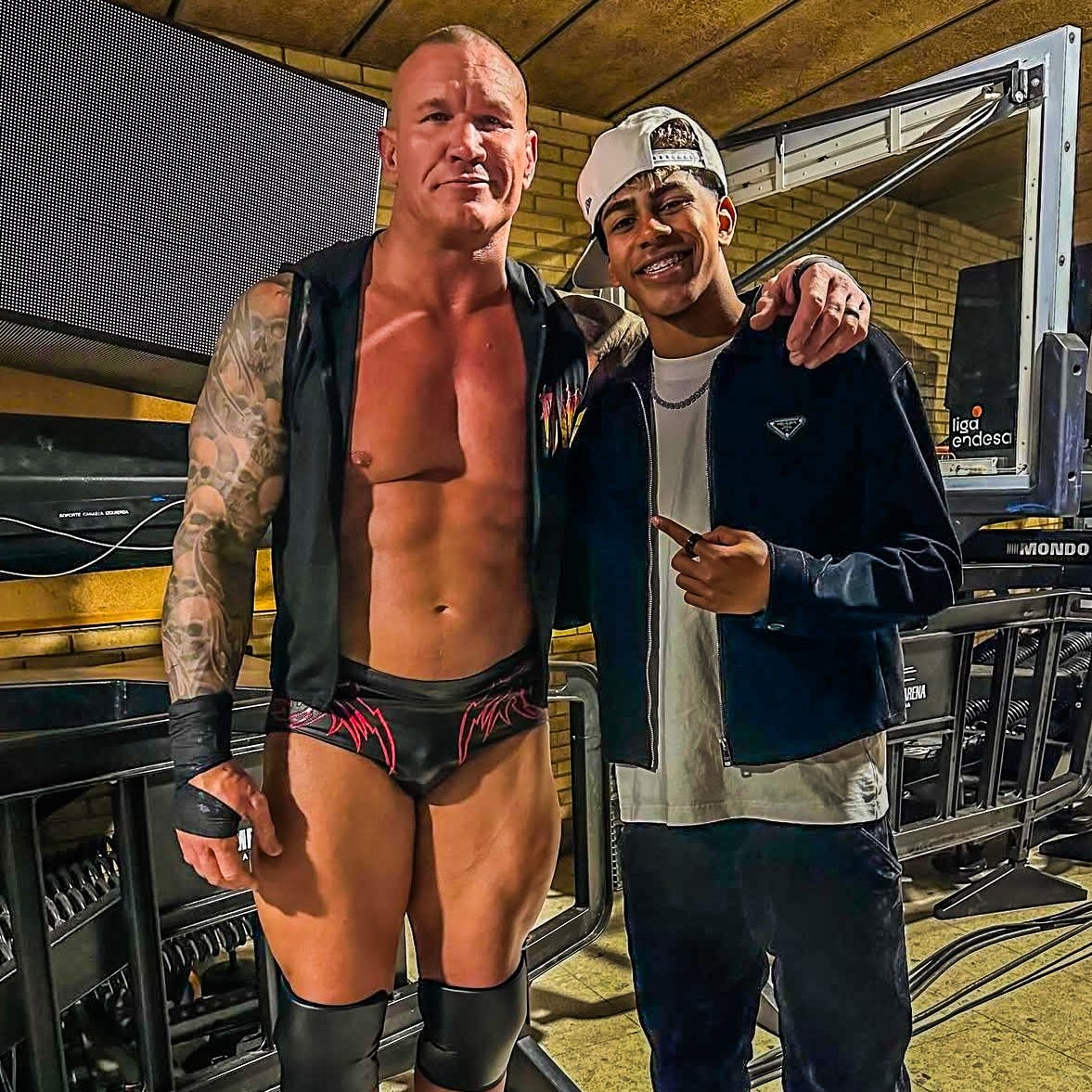  小心RKO！亞馬爾現(xiàn)場觀戰(zhàn)WWE，和奧爾頓、Triple H等合影