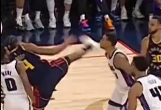  抬腳過高踢到了對手下巴！NBA官方：穆迪這一動作被判1級惡犯