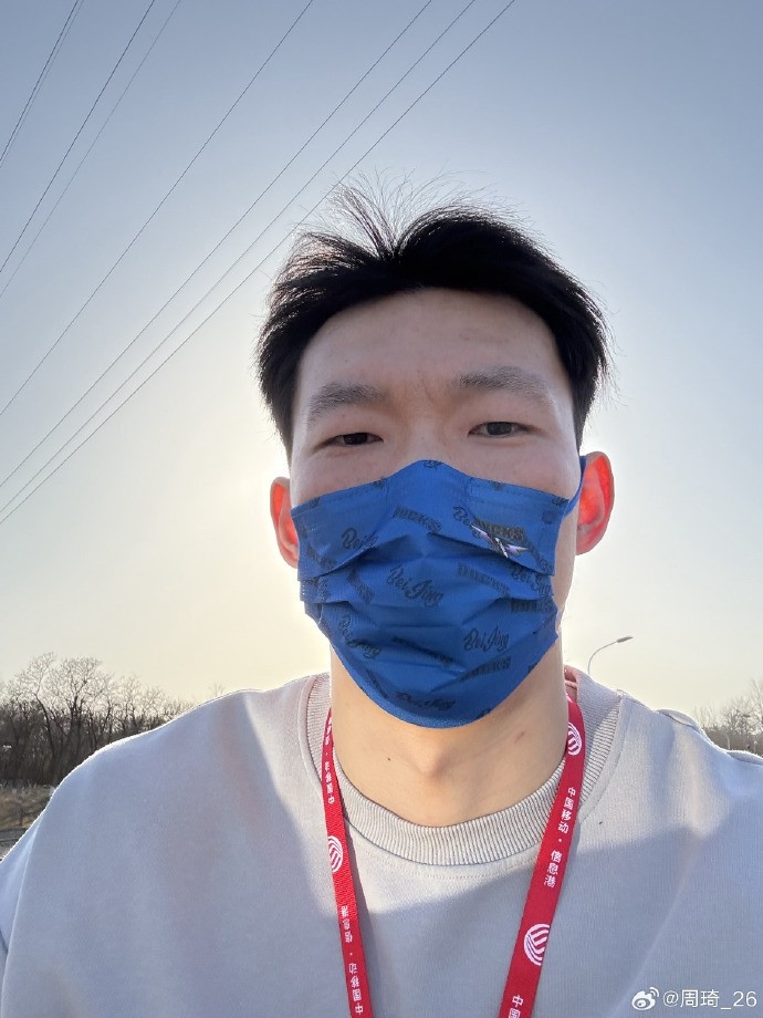  悠閑！周琦騎京牌電動(dòng)車(chē)出行：太陽(yáng)出來(lái)了 開(kāi)京牌兜兜風(fēng)！