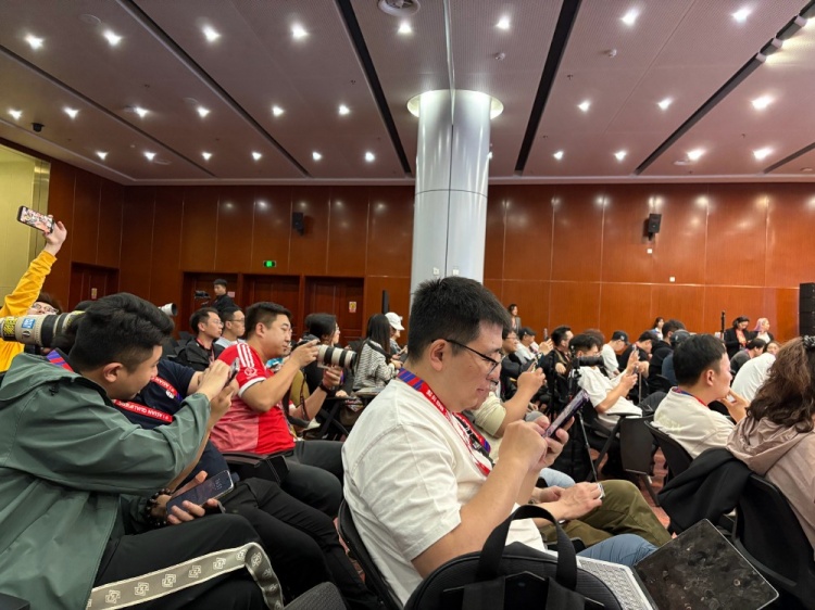  萬眾矚目！記者擠滿國足賽前新聞發(fā)布廳，賽場(chǎng)記者預(yù)計(jì)超300人