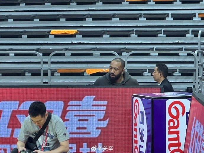  今晚不打？廣東主場(chǎng)迎戰(zhàn)廣廈 吉倫沃特一身便裝現(xiàn)身球館