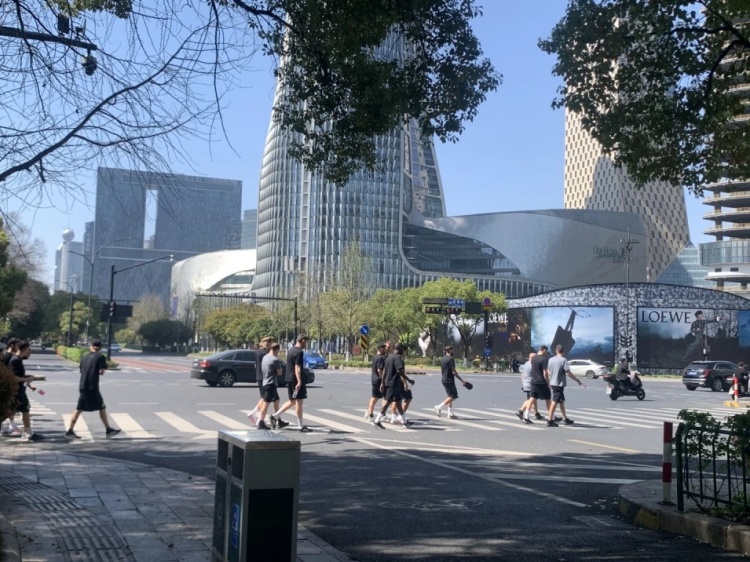  心態(tài)放松，有網(wǎng)友拍到澳大利亞隊早上在萬象城citywalk