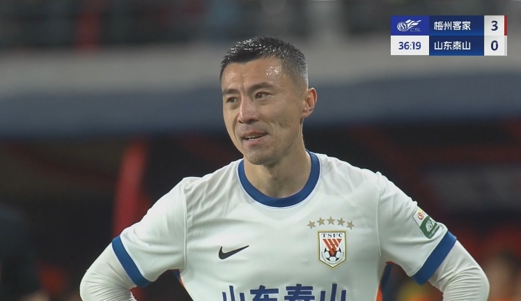  34分鐘0-3落后！36歲鄭錚苦笑36歲大雷沮喪 替補席黃政宇神態(tài)輕松