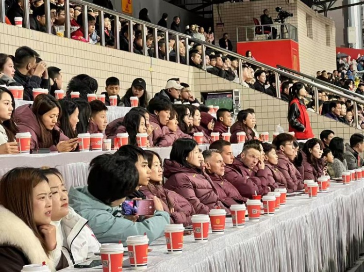  北青體育：中國女足現(xiàn)身中甲賽場，觀看重慶銅梁龍vs遼寧鐵人