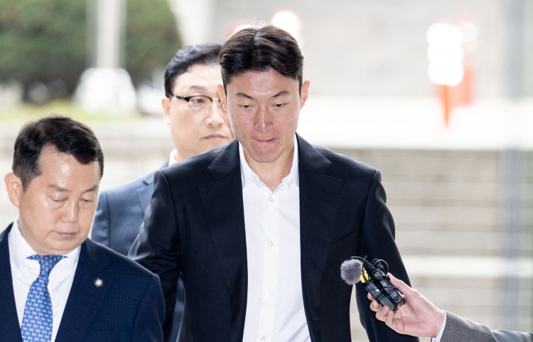  韓媒：庭審現(xiàn)場黃義助始終低頭雙手合十，判決后不停致歉
