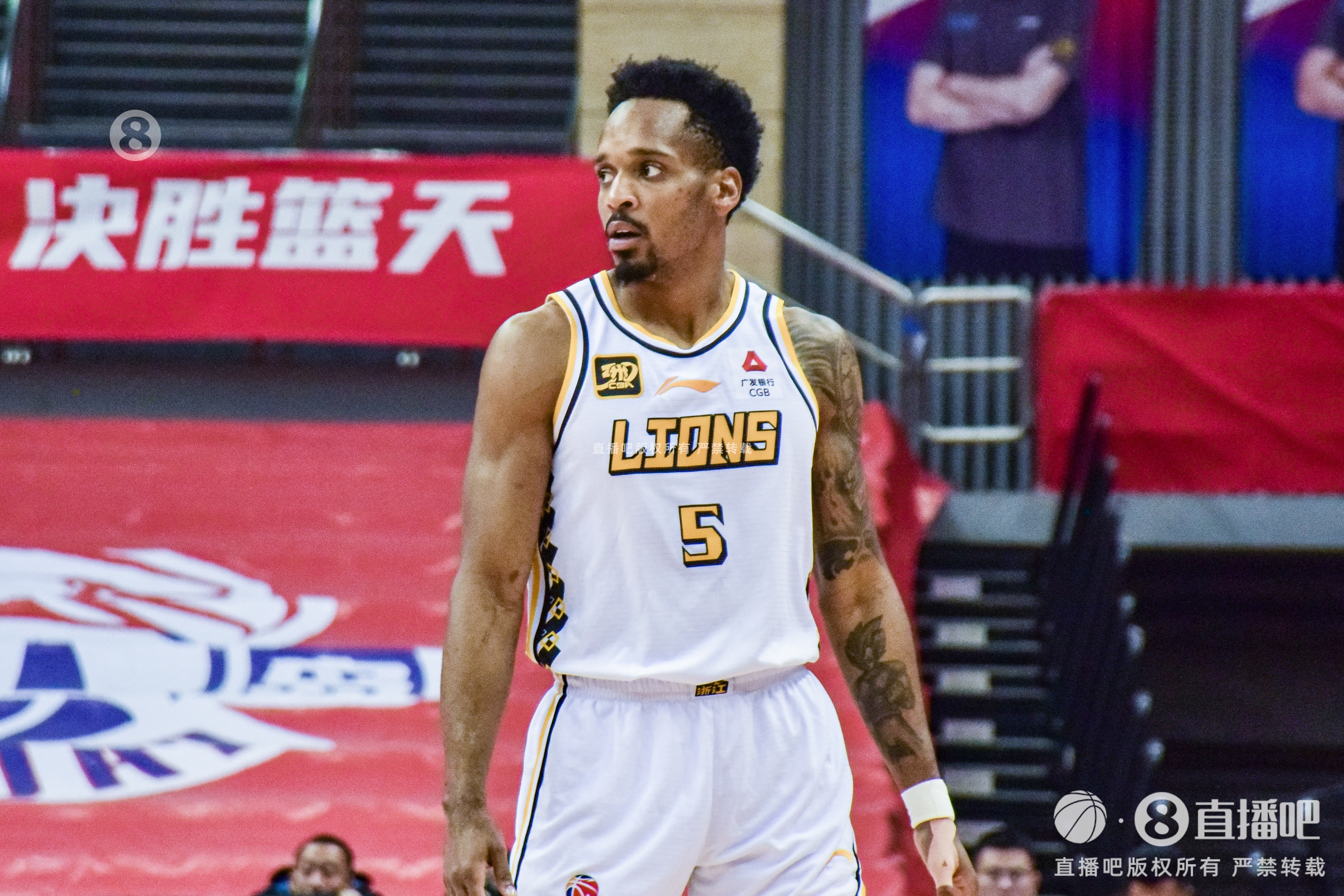  得分保障！小巴里-布朗17中9&三分9中4砍28分 末節(jié)11分助隊取勝