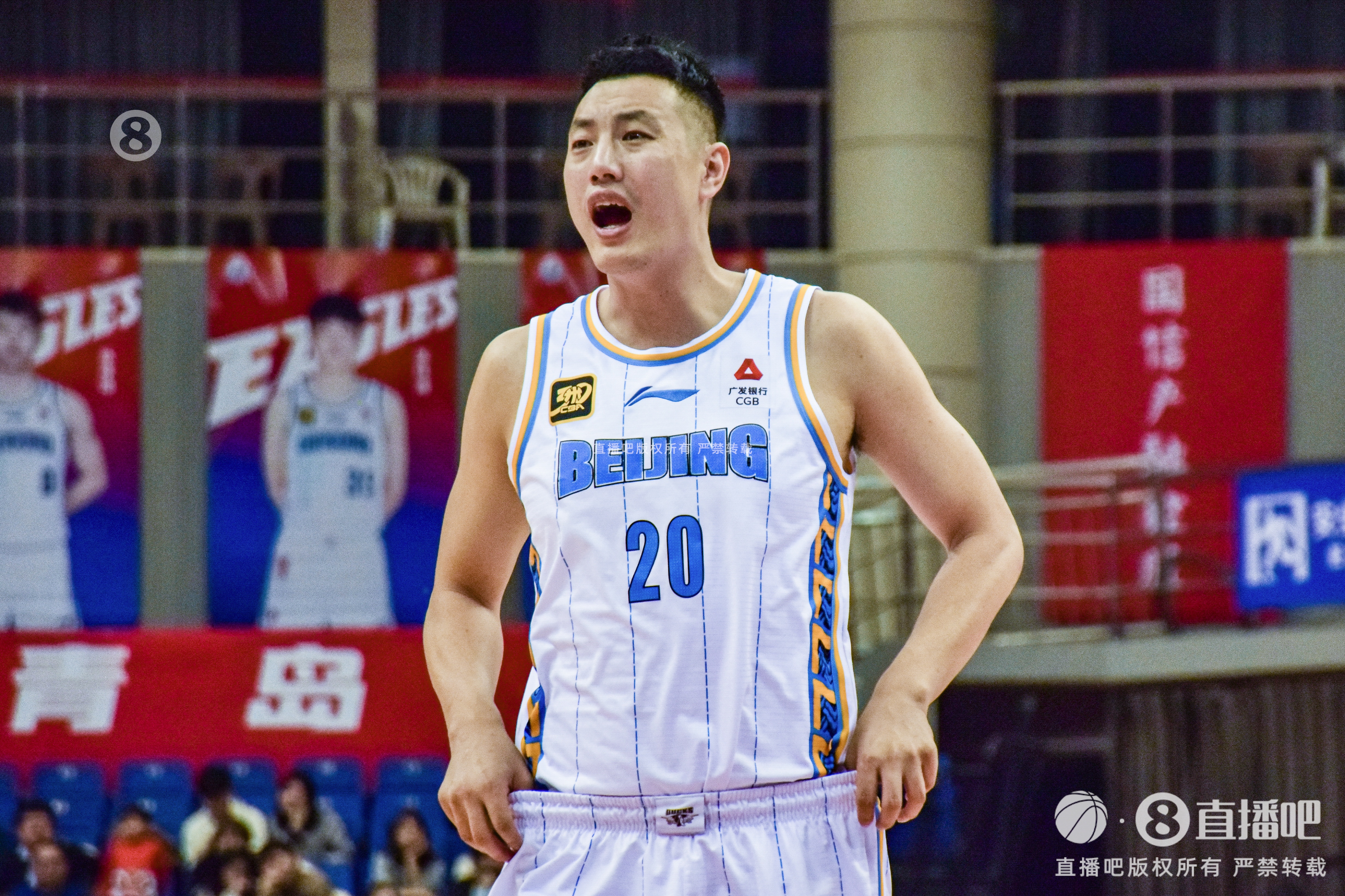  隊長以身作則！翟曉川狂搶9個前場籃板 替補4中1&6罰5中拿7分12板