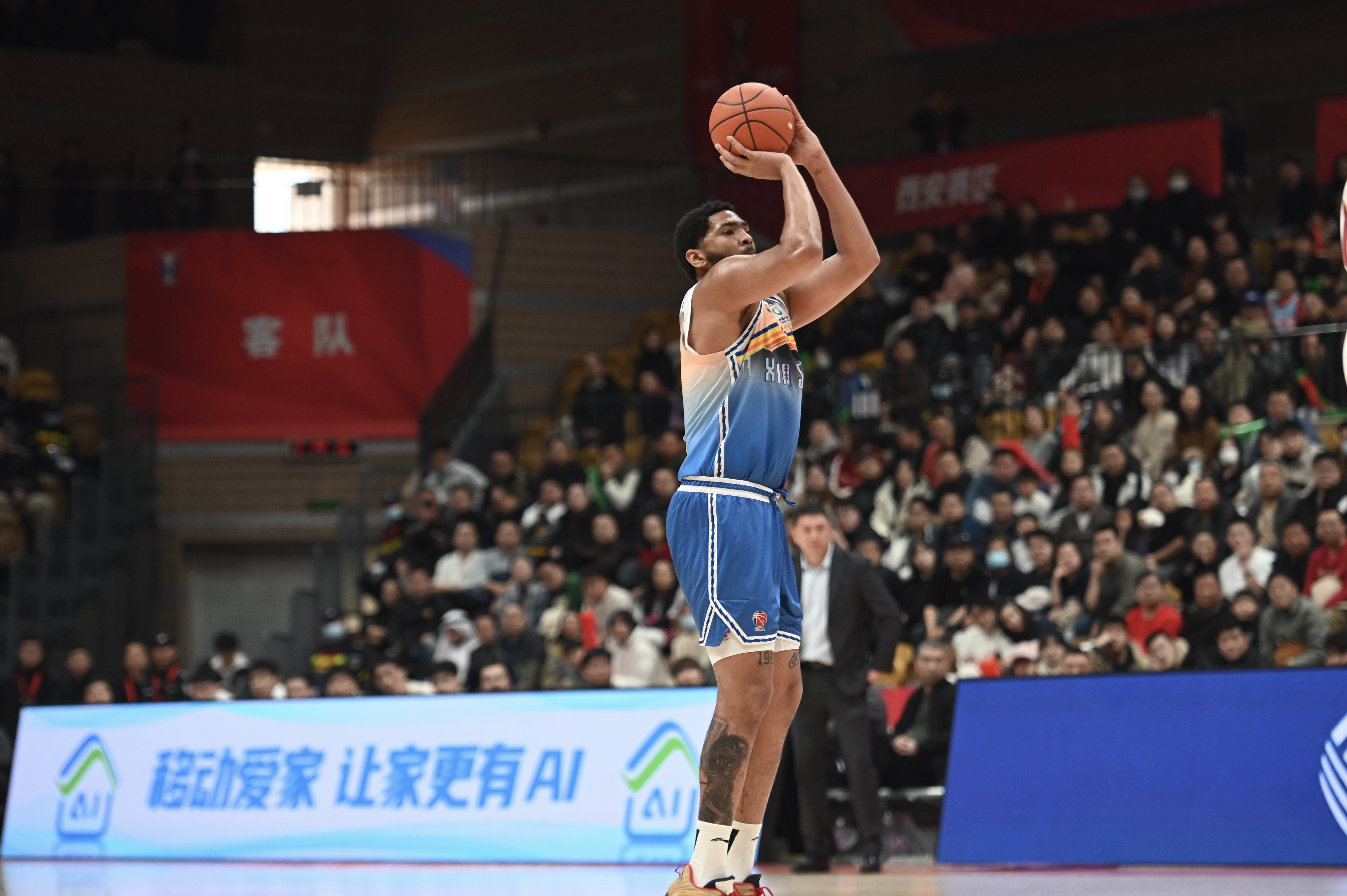  率先發(fā)力！新疆外援勞森首節(jié)7中5拿到11分 三分2中1