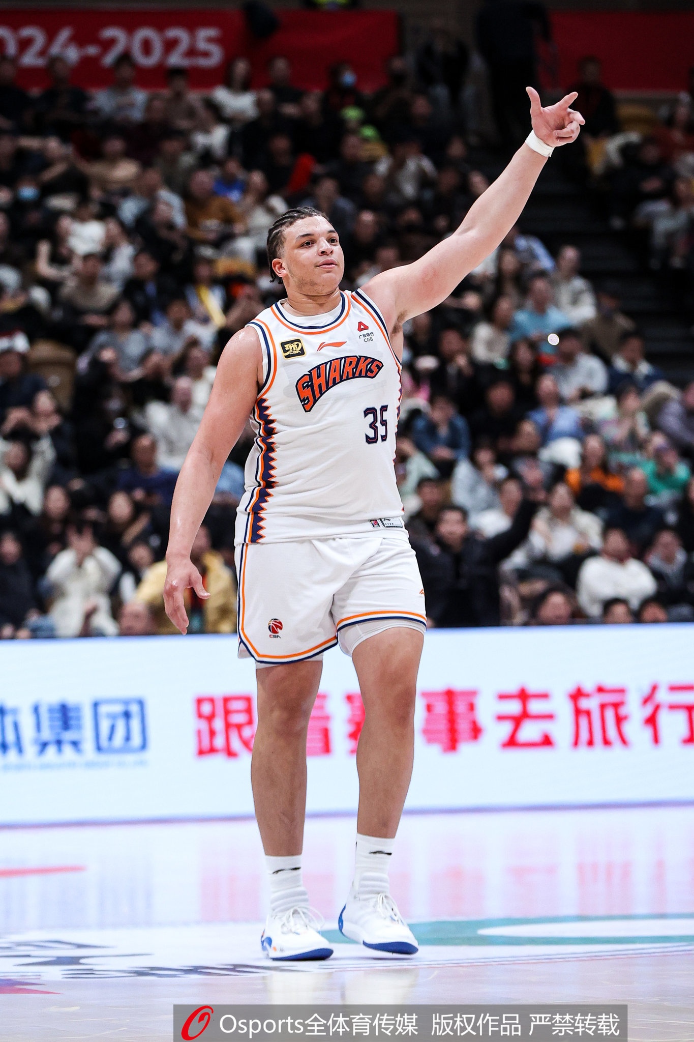  小坦克！洛夫頓上半場9中6砍18分12板3助 4次犯規(guī)是隱患