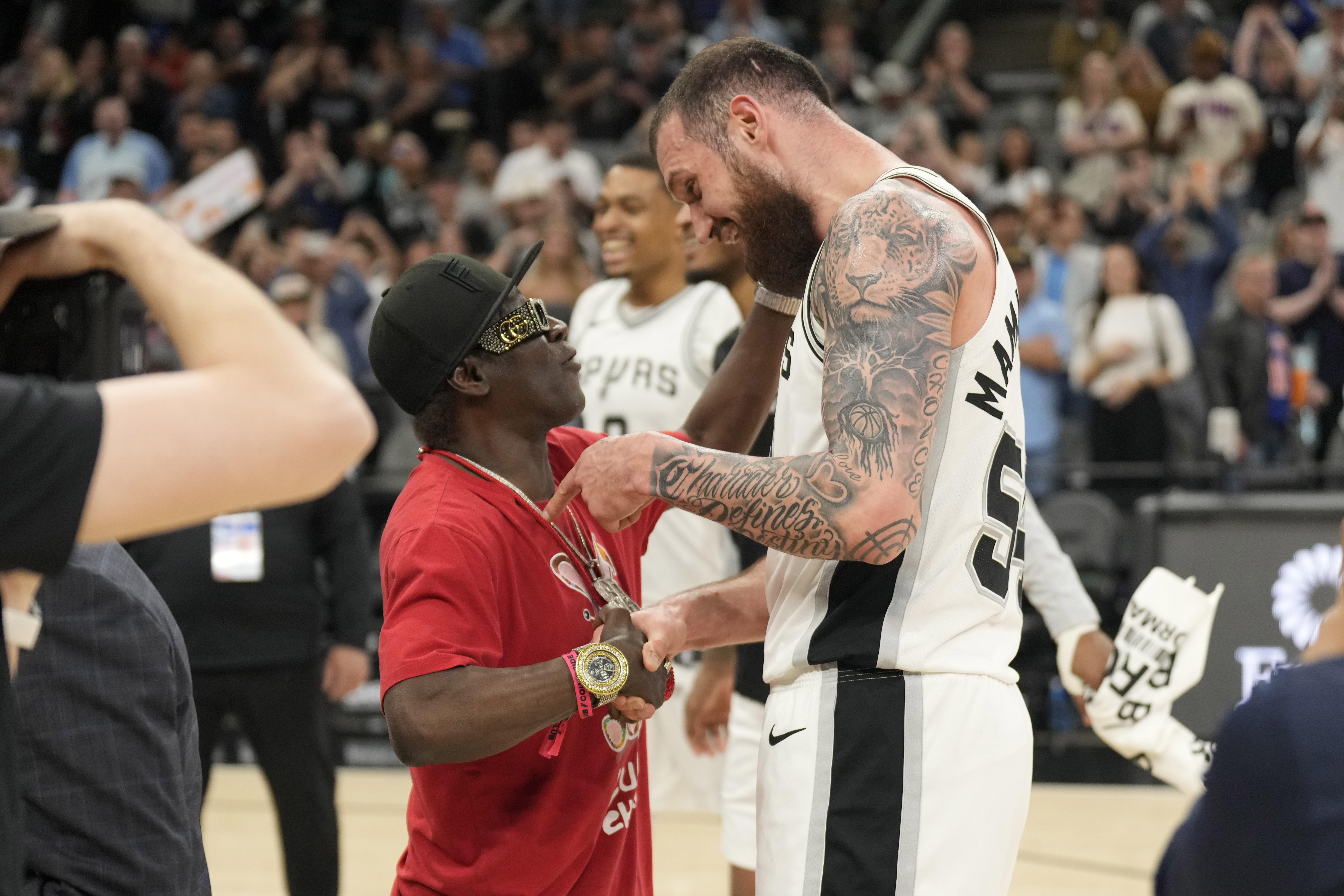 馬穆上場19分鐘就砍下34分！哈特：他能進(jìn)入NBA是有原因的